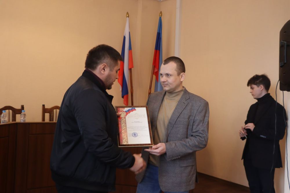 В рамках проведения еженедельного аппаратного совещания с заместителями, руководителями структурных подразделений Администрации, представителями организаций и учреждений, осуществляющих свою деятельность на территории... В рамках проведения еженедельного аппаратного совещания с заместителями, руководителями структурных подразделений Администрации, представителями организаций и учреждений, осуществляющих свою деятельность на территории...