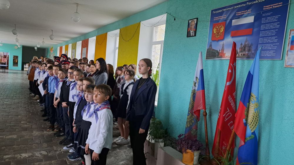 Каждый понедельник в ГБОУ ЛНР «Станично-Луганская средняя школа имени Грекова П.М.» проводится линейка с поднятием флага и исполнением гимна Российской Федерации Каждый понедельник в ГБОУ ЛНР «Станично-Луганская средняя школа имени Грекова П.М.» проводится линейка с поднятием флага и исполнением гимна Российской Федерации
