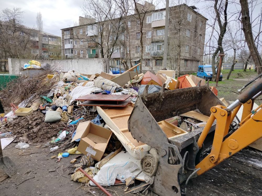В Стаханове продолжается работа по уборке свалок В Стаханове продолжается работа по уборке свалок