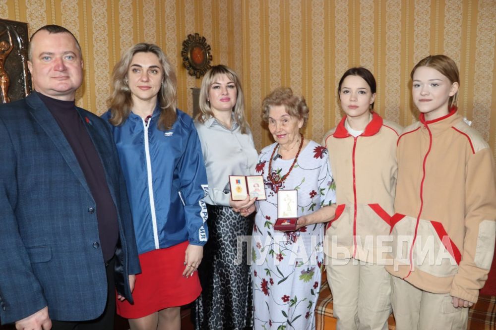 Памятные награды «Почетный гражданин города Стаханова» были вручены ветерану Великой Отечественной войны Прасковье Крень, жителю блокадного Ленинграда Эмилии Сушиной, узнице концлагеря Марии Маловичко Памятные награды «Почетный гражданин города Стаханова» были вручены ветерану Великой Отечественной войны Прасковье Крень, жителю блокадного Ленинграда Эмилии Сушиной, узнице концлагеря Марии Маловичко