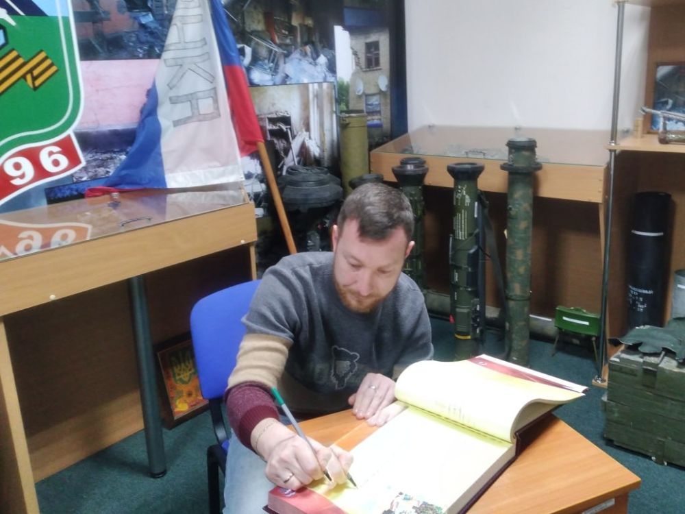 В рамках акции «Zа мир Отчизну Vместе победим» инициированной Луганским региональным отделение партии «Единая Россия» бойцы и ветераны боевых действий из рук в руки по всей республике передают рукописную книгу, где оставляют... В рамках акции «Zа мир Отчизну Vместе победим» инициированной Луганским региональным отделение партии «Единая Россия» бойцы и ветераны боевых действий из рук в руки по всей республике передают рукописную книгу, где оставляют...