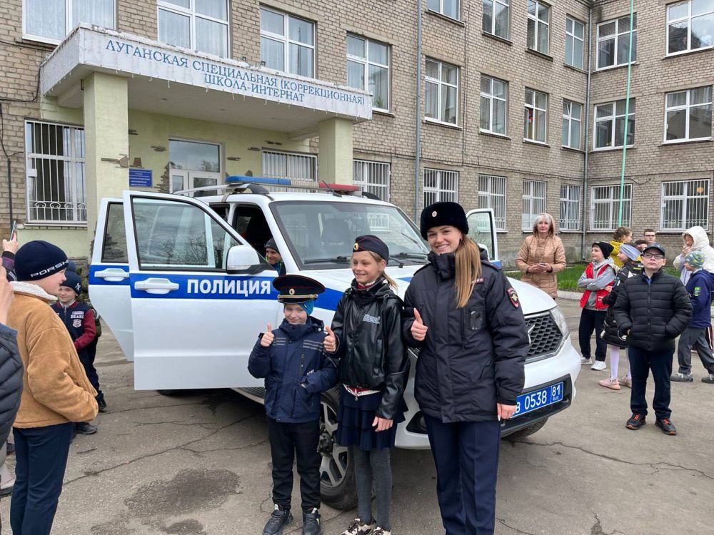 Сотрудники Центра ДиТН, ПБДД ГИБДД МВД по ЛНР провели беседу в Луганской специальной (коррекционной) школе-интернате для детей с нарушением слуховой функции Сотрудники Центра ДиТН, ПБДД ГИБДД МВД по ЛНР провели беседу в Луганской специальной (коррекционной) школе-интернате для детей с нарушением слуховой функции