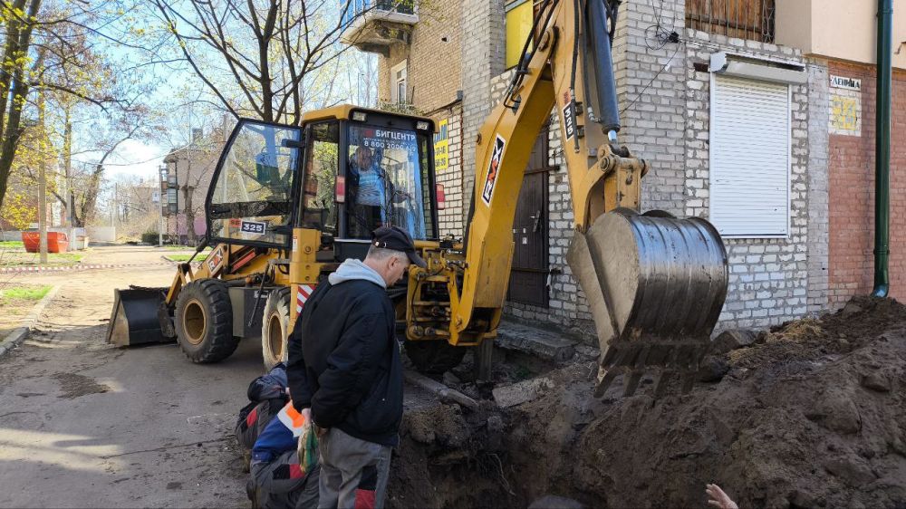Сотрудники коммунального предприятия МУП «ПУ ВКХ города Рубежное» (водоканал) с помощью специализированной техники устраняют очередной аварийный участок водопровода Сотрудники коммунального предприятия МУП «ПУ ВКХ города Рубежное» (водоканал) с помощью специализированной техники устраняют очередной аварийный участок водопровода