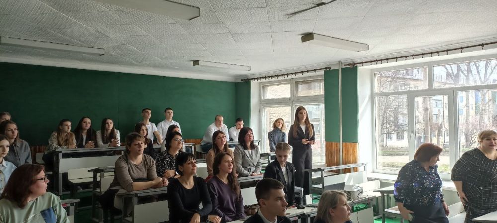 Олег Коваль: В рамках работы Штаба общественного и депутатского контроля за капитальным ремонтом Антрацитовской школы 3 состоялась рабочая встреча с родителями и обучающимися учебного учреждения Олег Коваль: В рамках работы Штаба общественного и депутатского контроля за капитальным ремонтом Антрацитовской школы 3 состоялась рабочая встреча с родителями и обучающимися учебного учреждения