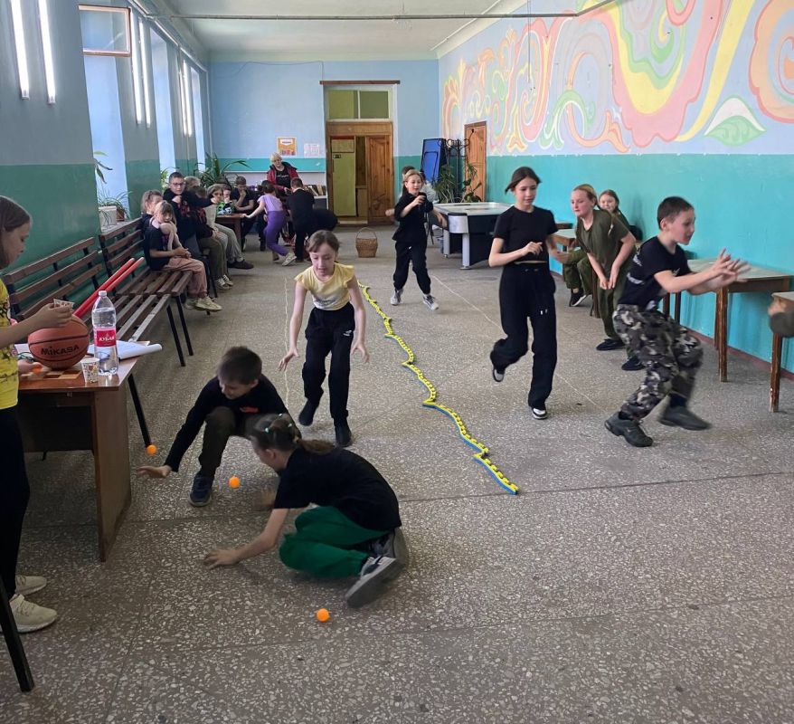 Сегодня сотрудники нашего Дома культуры провели яркую спортивно-игровую программу для учеников 4 и 5 классов Станично-Луганской средней школы Сегодня сотрудники нашего Дома культуры провели яркую спортивно-игровую программу для учеников 4 и 5 классов Станично-Луганской средней школы