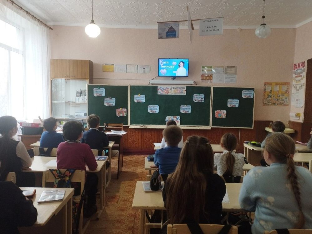 В учебных заведениях Лутугинского округа началась новая неделя с традиционного внеурочного занятия «Разговоры о важном» В учебных заведениях Лутугинского округа началась новая неделя с традиционного внеурочного занятия «Разговоры о важном»