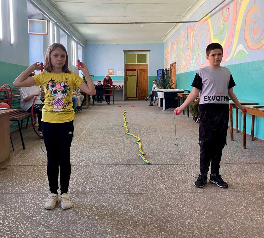 Сегодня сотрудники нашего Дома культуры провели яркую спортивно-игровую программу для учеников 4 и 5 классов Станично-Луганской средней школы Сегодня сотрудники нашего Дома культуры провели яркую спортивно-игровую программу для учеников 4 и 5 классов Станично-Луганской средней школы