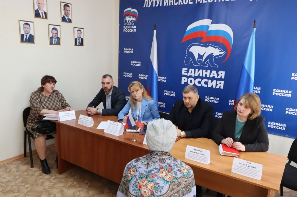 Евгений Бондарь: Сегодня с рабочим визитом в нашем округе побывала Сенатор Российской Федерации от исполнительной власти Луганской Народной Республики, заместитель председателя Комитета Совета Федерации по социальной... Евгений Бондарь: Сегодня с рабочим визитом в нашем округе побывала Сенатор Российской Федерации от исполнительной власти Луганской Народной Республики, заместитель председателя Комитета Совета Федерации по социальной...