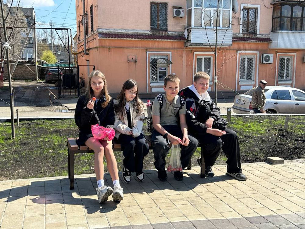 Секретарь Краснолучского местного отделения партии «Единая Россия» Сергей Соловьев вместе с председателем фракции «Единая Россия» Джаном Погодиным-Новиковым и депутатом Партии Сергеем Халецким посетил объекты... Секретарь Краснолучского местного отделения партии «Единая Россия» Сергей Соловьев вместе с председателем фракции «Единая Россия» Джаном Погодиным-Новиковым и депутатом Партии Сергеем Халецким посетил объекты...