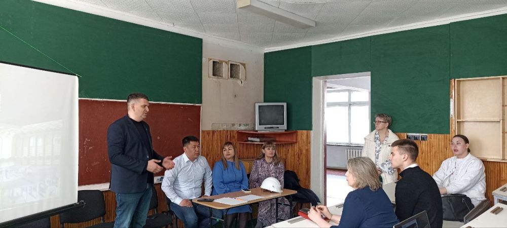 Олег Коваль: В рамках работы Штаба общественного и депутатского контроля за капитальным ремонтом Антрацитовской школы 3 состоялась рабочая встреча с родителями и обучающимися учебного учреждения Олег Коваль: В рамках работы Штаба общественного и депутатского контроля за капитальным ремонтом Антрацитовской школы 3 состоялась рабочая встреча с родителями и обучающимися учебного учреждения