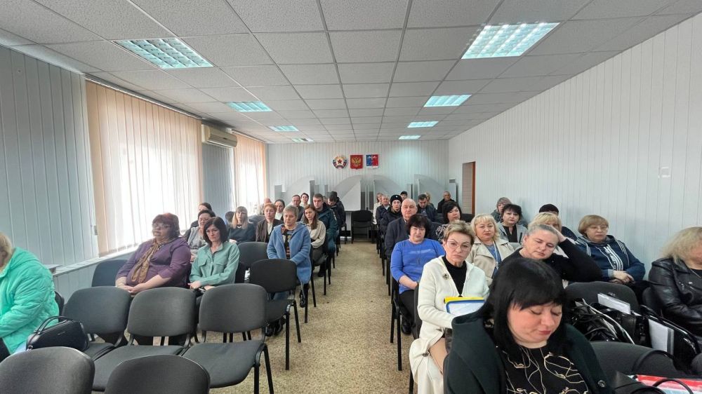Альберт Зинченко: Сегодня совместно с председателем Совета Станично-Луганского муниципального округа Татьяной Пономаревой провели аппаратное совещание с руководителями структурных подразделений, учреждений и предприятий... Альберт Зинченко: Сегодня совместно с председателем Совета Станично-Луганского муниципального округа Татьяной Пономаревой провели аппаратное совещание с руководителями структурных подразделений, учреждений и предприятий...