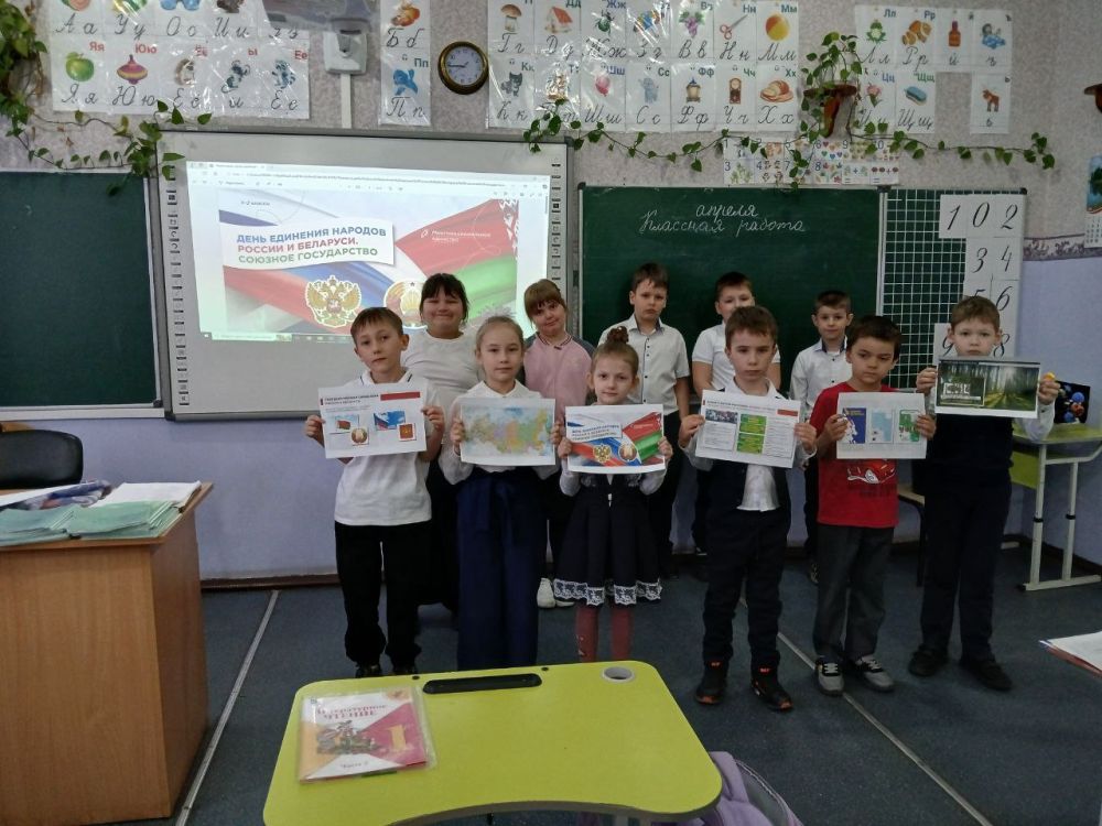 Каждый понедельник в ГБОУ ЛНР «Станично-Луганская средняя школа имени Грекова П.М.» проводится линейка с поднятием флага и исполнением гимна Российской Федерации Каждый понедельник в ГБОУ ЛНР «Станично-Луганская средняя школа имени Грекова П.М.» проводится линейка с поднятием флага и исполнением гимна Российской Федерации