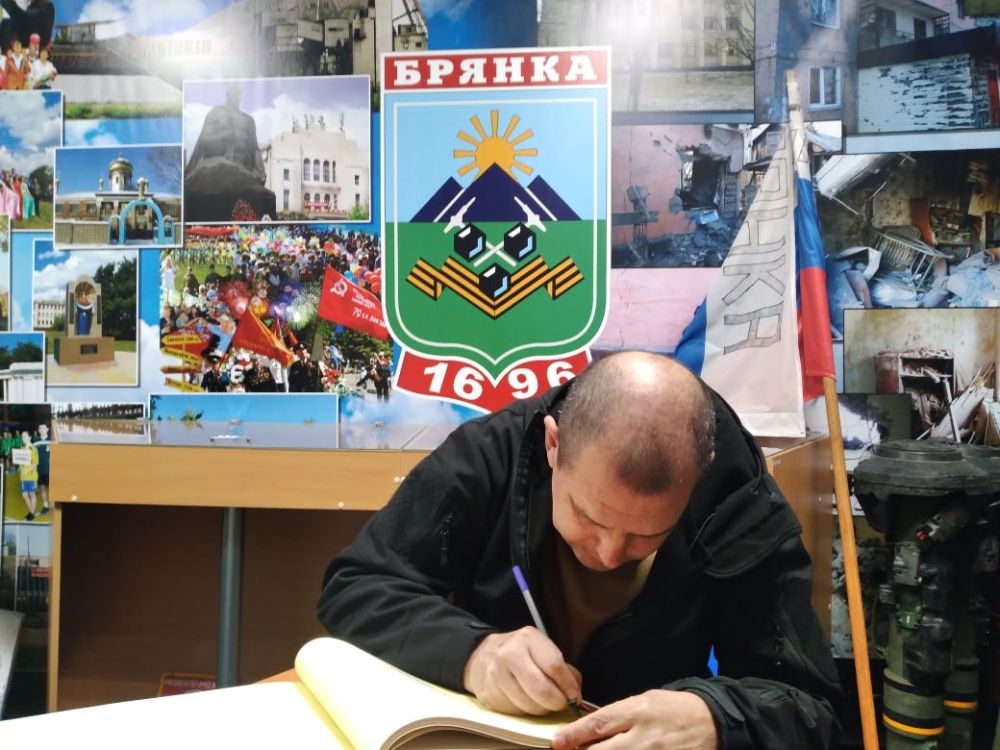 В рамках акции «Zа мир Отчизну Vместе победим» инициированной Луганским региональным отделение партии «Единая Россия» бойцы и ветераны боевых действий из рук в руки по всей республике передают рукописную книгу, где оставляют... В рамках акции «Zа мир Отчизну Vместе победим» инициированной Луганским региональным отделение партии «Единая Россия» бойцы и ветераны боевых действий из рук в руки по всей республике передают рукописную книгу, где оставляют...