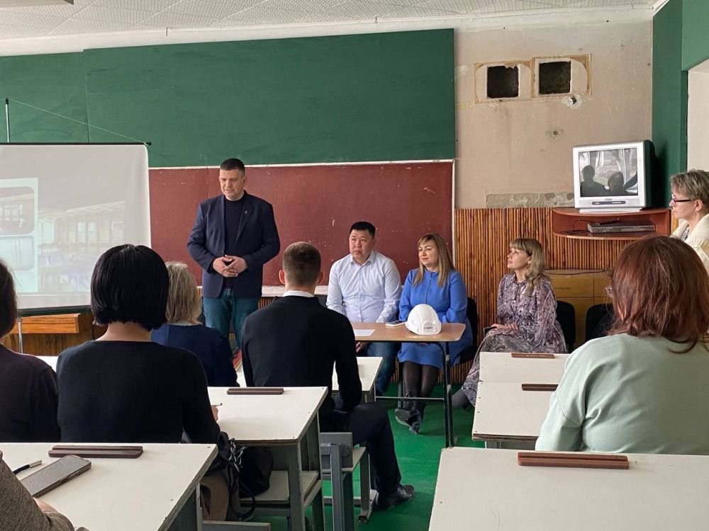 Константин Бутримов: Заседание Штаба общественного и депутатского контроля за капитальным ремонтом Антрацитовкой школы №3 Константин Бутримов: Заседание Штаба общественного и депутатского контроля за капитальным ремонтом Антрацитовкой школы №3