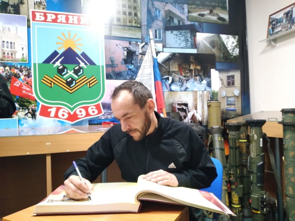 В рамках акции «Zа мир Отчизну Vместе победим» инициированной Луганским региональным отделение партии «Единая Россия» бойцы и ветераны боевых действий из рук в руки по всей республике передают рукописную книгу, где оставляют... В рамках акции «Zа мир Отчизну Vместе победим» инициированной Луганским региональным отделение партии «Единая Россия» бойцы и ветераны боевых действий из рук в руки по всей республике передают рукописную книгу, где оставляют...