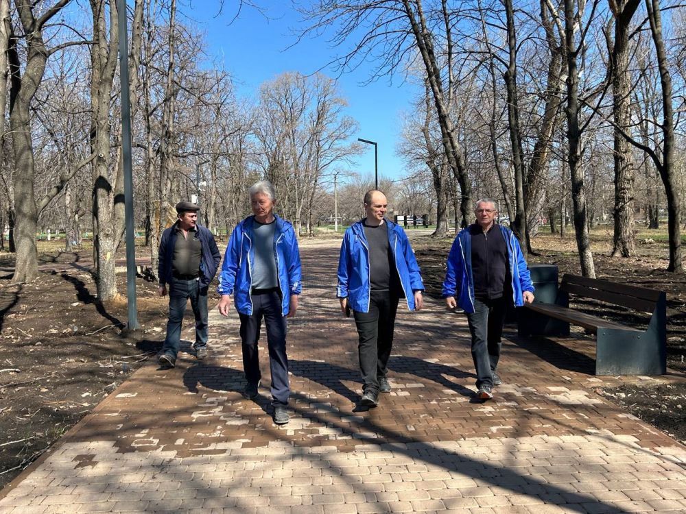 Секретарь Краснолучского местного отделения партии «Единая Россия» Сергей Соловьев вместе с председателем фракции «Единая Россия» Джаном Погодиным-Новиковым и депутатом Партии Сергеем Халецким посетил объекты... Секретарь Краснолучского местного отделения партии «Единая Россия» Сергей Соловьев вместе с председателем фракции «Единая Россия» Джаном Погодиным-Новиковым и депутатом Партии Сергеем Халецким посетил объекты...