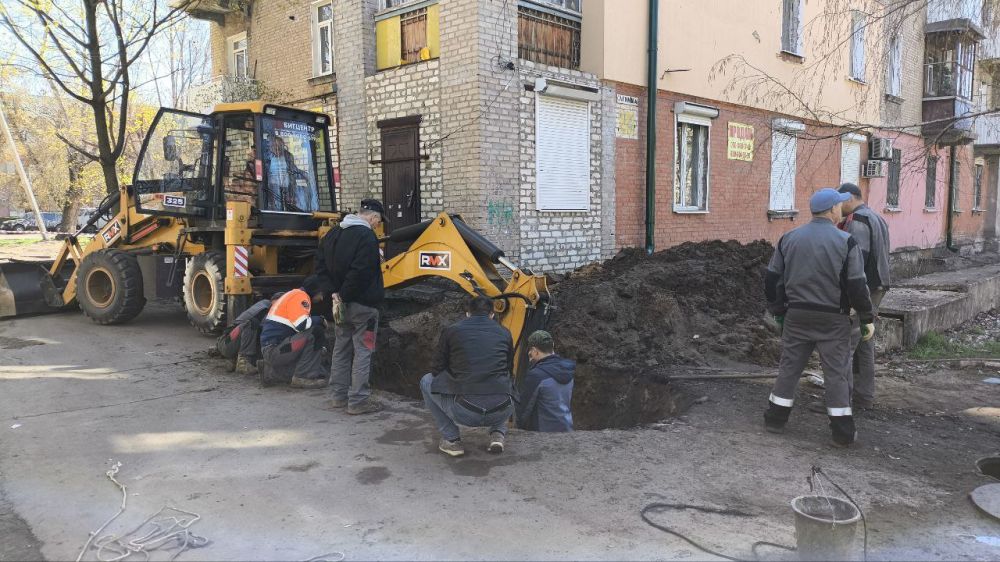 Сотрудники коммунального предприятия МУП «ПУ ВКХ города Рубежное» (водоканал) с помощью специализированной техники устраняют очередной аварийный участок водопровода Сотрудники коммунального предприятия МУП «ПУ ВКХ города Рубежное» (водоканал) с помощью специализированной техники устраняют очередной аварийный участок водопровода