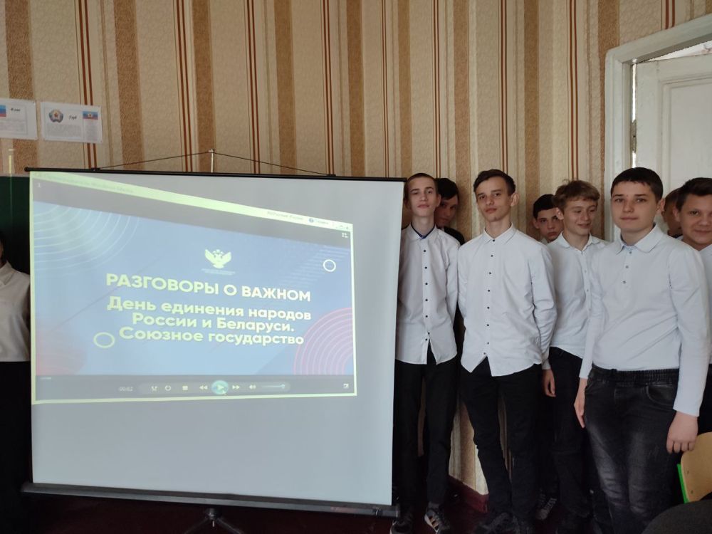 Каждый понедельник в ГБОУ ЛНР «Станично-Луганская средняя школа имени Грекова П.М.» проводится линейка с поднятием флага и исполнением гимна Российской Федерации Каждый понедельник в ГБОУ ЛНР «Станично-Луганская средняя школа имени Грекова П.М.» проводится линейка с поднятием флага и исполнением гимна Российской Федерации