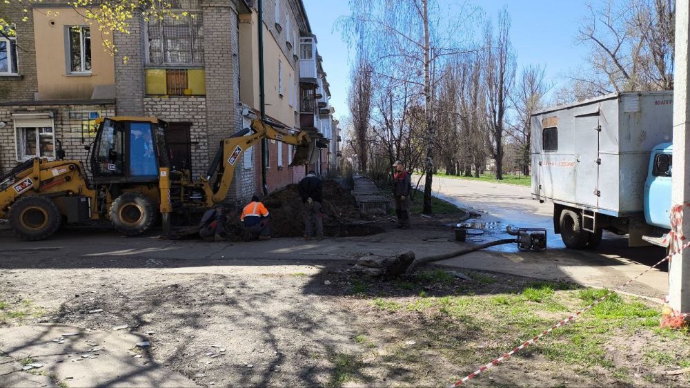 Сотрудники коммунального предприятия МУП «ПУ ВКХ города Рубежное» (водоканал) с помощью специализированной техники устраняют очередной аварийный участок водопровода Сотрудники коммунального предприятия МУП «ПУ ВКХ города Рубежное» (водоканал) с помощью специализированной техники устраняют очередной аварийный участок водопровода