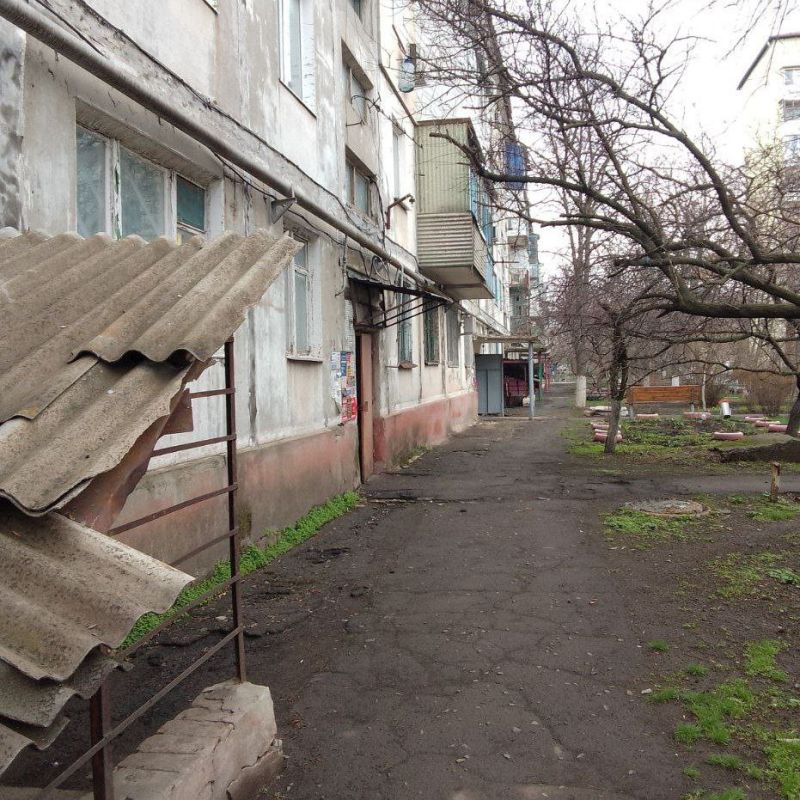Дворники Единой Управляющей компании планомерно проводят уборку придомовых территорий Дворники Единой Управляющей компании планомерно проводят уборку придомовых территорий