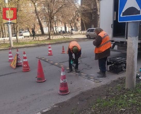 Коммунальные службы проводят работы на территории города Коммунальные службы проводят работы на территории города