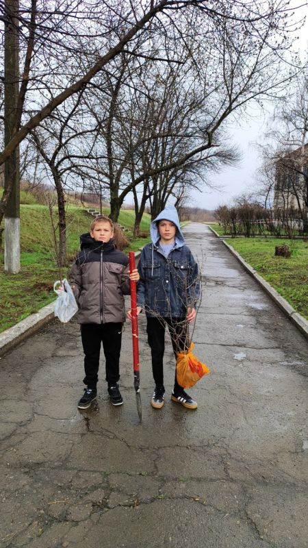 Третьего апреля в Вахрушевском учебно-воспитательном комплексе № 3 «Рассвет» стартовала акция « Озеленим территорию школы» Третьего апреля в Вахрушевском учебно-воспитательном комплексе № 3 «Рассвет» стартовала акция « Озеленим территорию школы»