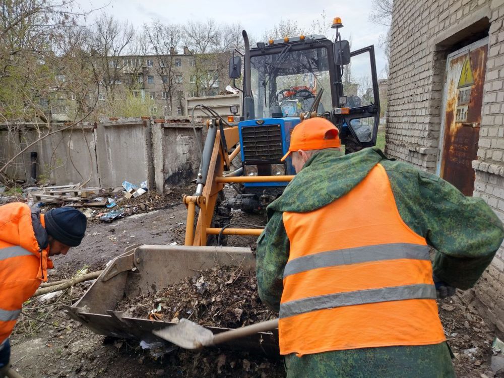 В Стаханове продолжается работа по уборке свалок В Стаханове продолжается работа по уборке свалок