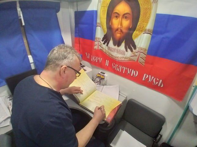 В рамках акции «Zа мир Отчизну Vместе победим» инициированной Луганским региональным отделение партии «Единая Россия» бойцы и ветераны боевых действий из рук в руки по всей республике передают рукописную книгу, где оставляют... В рамках акции «Zа мир Отчизну Vместе победим» инициированной Луганским региональным отделение партии «Единая Россия» бойцы и ветераны боевых действий из рук в руки по всей республике передают рукописную книгу, где оставляют...