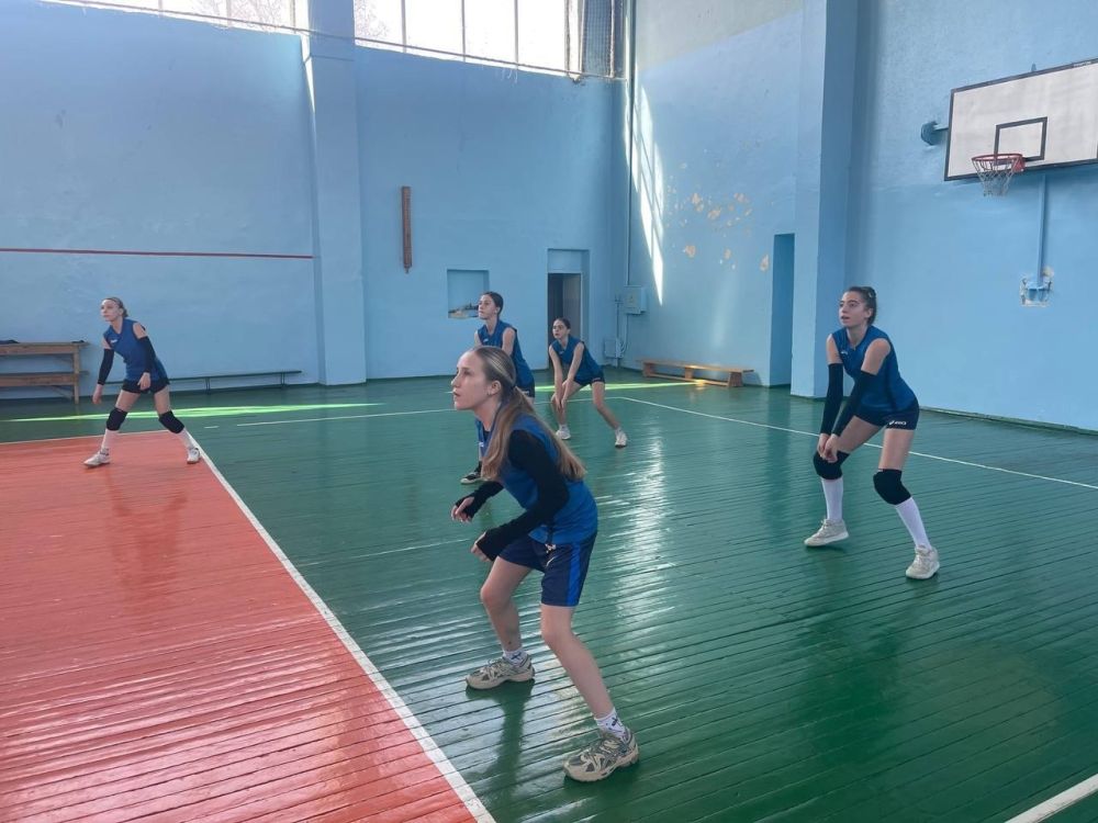 Команда Лутугинского муниципального округа приняли участие в первенстве ЛНР по волейболу Команда Лутугинского муниципального округа приняли участие в первенстве ЛНР по волейболу