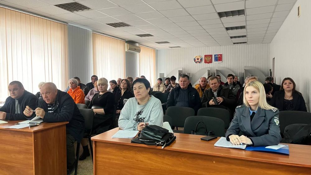 Альберт Зинченко: Вчера в Администрации Станично-Луганского округа прошло совещание по вопросам: Альберт Зинченко: Вчера в Администрации Станично-Луганского округа прошло совещание по вопросам: