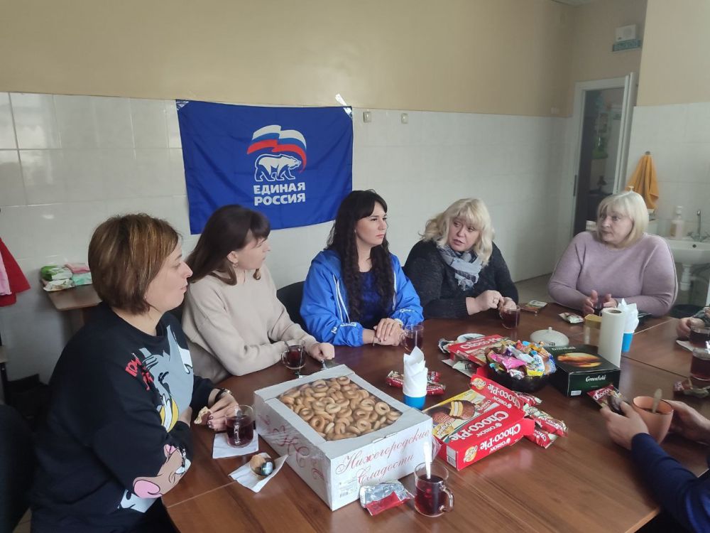 Встреча координатора «Женского Движения» партии «ЕДИНАЯ РОССИЯ» с сотрудниками ГУ ЛНР «Республиканский центр социальной реабилитации детей-инвалидов «Возрождение» Встреча координатора «Женского Движения» партии «ЕДИНАЯ РОССИЯ» с сотрудниками ГУ ЛНР «Республиканский центр социальной реабилитации детей-инвалидов «Возрождение»