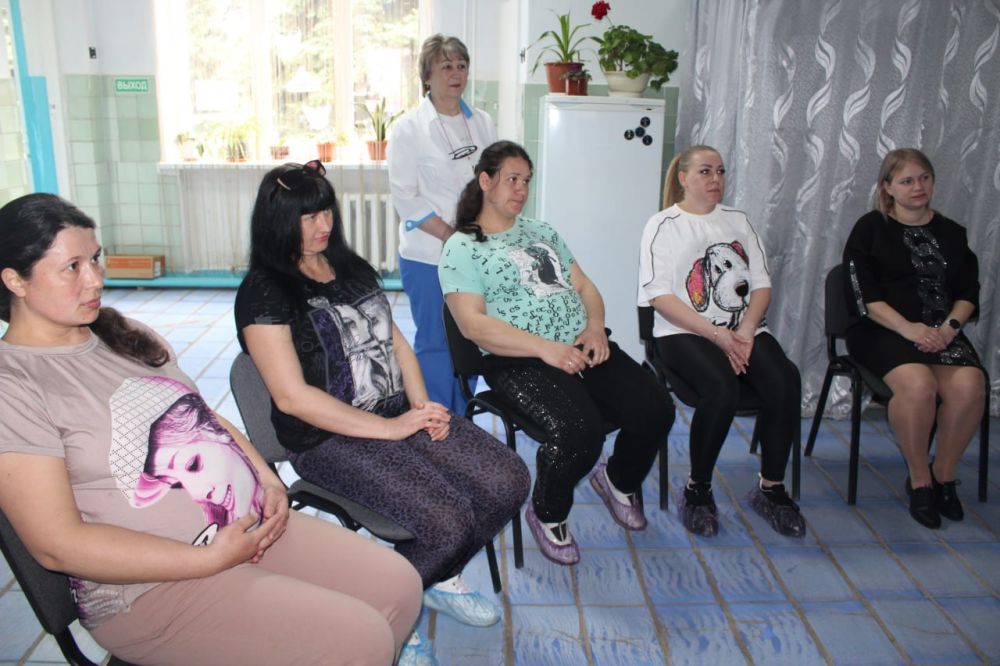 Славяносербские единороссы встретились с будущими мамами и поздравили их с Днем беременных Славяносербские единороссы встретились с будущими мамами и поздравили их с Днем беременных