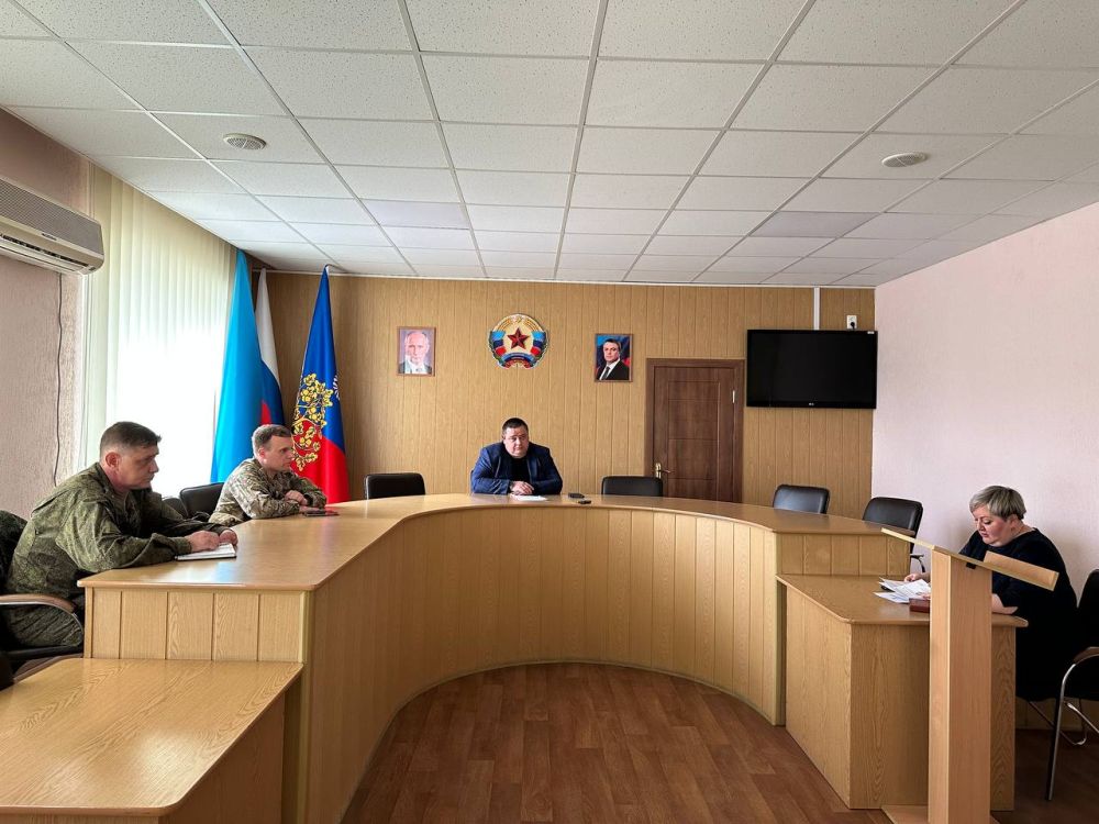 Сегодня Глава Администрации городского округа город Ровеньки Андрей Рубанцов провел совещание с представителями военного комиссариата городского округа и заместителем главного врача РЦГМБ Александром Суколеновым по вопрос... Сегодня Глава Администрации городского округа город Ровеньки Андрей Рубанцов провел совещание с представителями военного комиссариата городского округа и заместителем главного врача РЦГМБ Александром Суколеновым по вопрос...