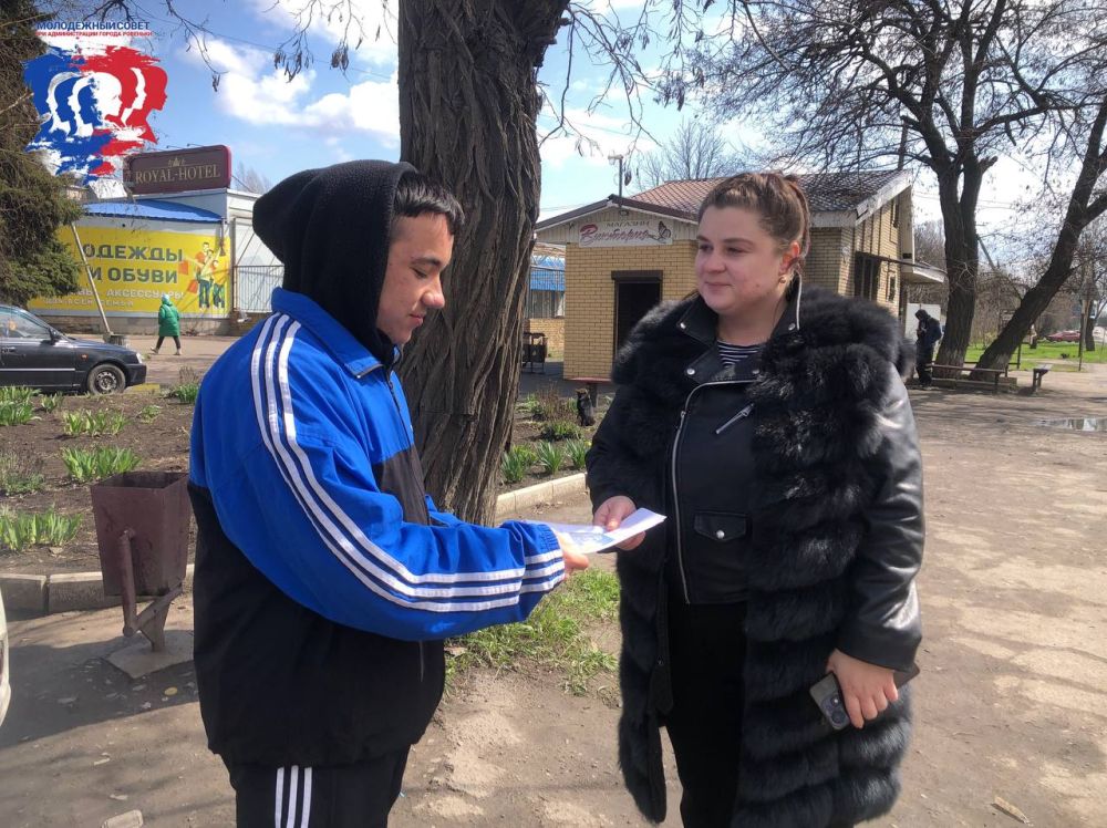 В преддверии Дня Космонавтики члены Молодежного Совета при администрации города Ровеньки провели акцию по раздаче информационных буклетов В преддверии Дня Космонавтики члены Молодежного Совета при администрации города Ровеньки провели акцию по раздаче информационных буклетов