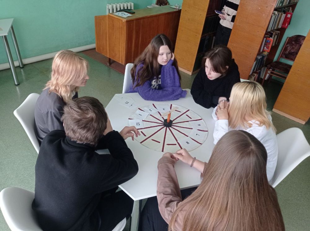 В Кировской детской библиотеке состоялось занятие в клубе «Что? Где? Когда?» на тему: география В Кировской детской библиотеке состоялось занятие в клубе «Что? Где? Когда?» на тему: география
