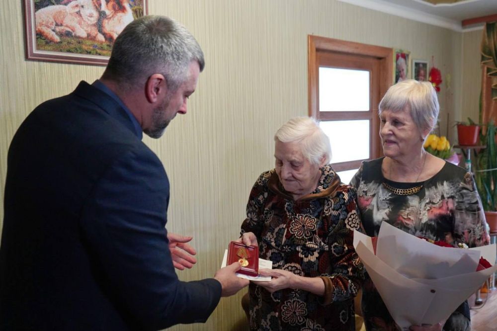 Четыреста ветеранов, живущих в ЛНР, награждены юбилейной медалью «80 лет Победы в Великой Отечественной войне» Четыреста ветеранов, живущих в ЛНР, награждены юбилейной медалью «80 лет Победы в Великой Отечественной войне»