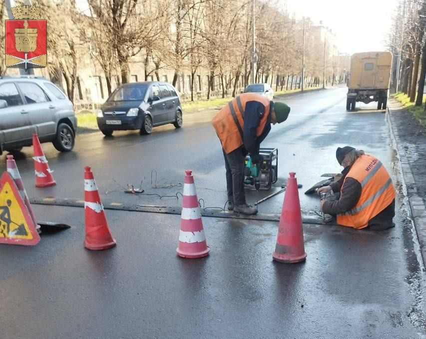 Коммунальные службы проводят работы на территории города Коммунальные службы проводят работы на территории города