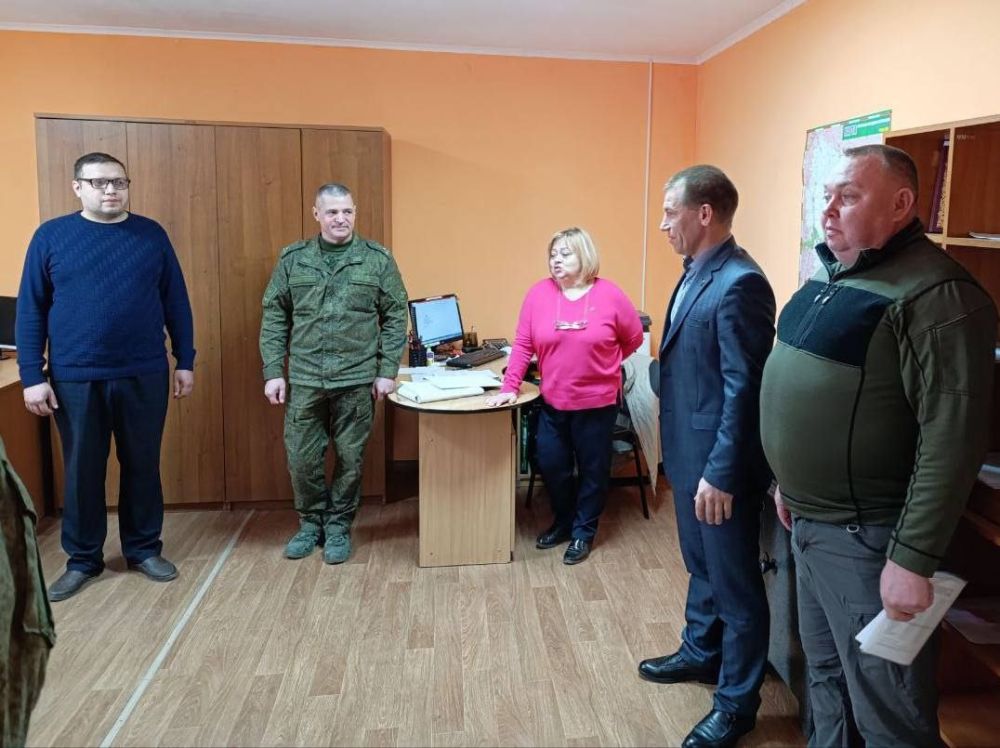 Сергей Колягин: Сегодня встретился с трудовым коллективом Военного комиссариата Первомайского и Попаснянского районов Луганской Народной Республики, чтобы лично поздравить с профессиональным праздником и передать от местного... Сергей Колягин: Сегодня встретился с трудовым коллективом Военного комиссариата Первомайского и Попаснянского районов Луганской Народной Республики, чтобы лично поздравить с профессиональным праздником и передать от местного...