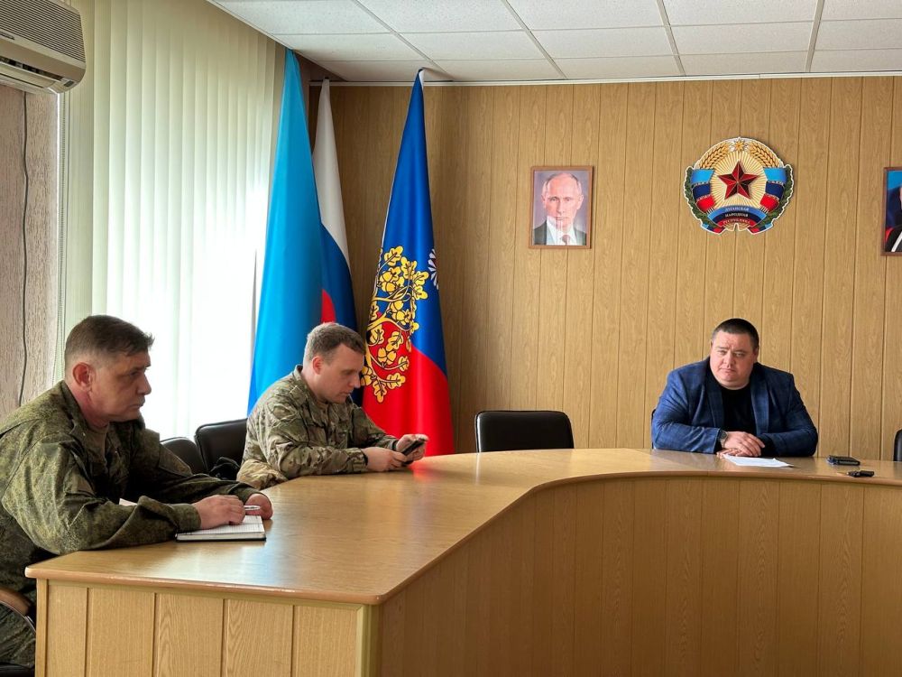 Сегодня Глава Администрации городского округа город Ровеньки Андрей Рубанцов провел совещание с представителями военного комиссариата городского округа и заместителем главного врача РЦГМБ Александром Суколеновым по вопрос... Сегодня Глава Администрации городского округа город Ровеньки Андрей Рубанцов провел совещание с представителями военного комиссариата городского округа и заместителем главного врача РЦГМБ Александром Суколеновым по вопрос...