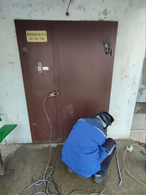 Коммунальные службы продолжают работу на придомовых территориях Стаханова Коммунальные службы продолжают работу на придомовых территориях Стаханова
