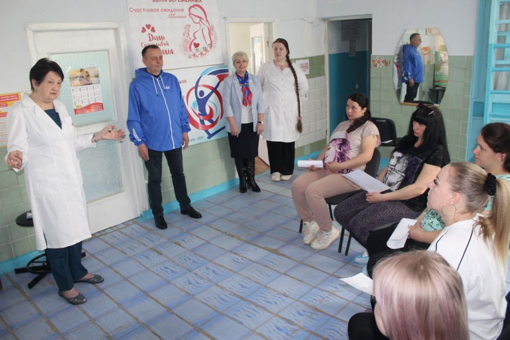 Славяносербские единороссы встретились с будущими мамами и поздравили их с Днем беременных Славяносербские единороссы встретились с будущими мамами и поздравили их с Днем беременных