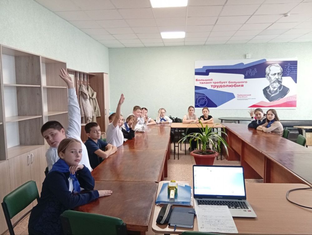 В преддверии Дня Космонавтики сторонник партии «Единая Россия», советник директора по воспитательной работе Беловодской средней школы №1 Ольга Порхун организовала для пятиклассников интерактивную викторину "Астрономические... В преддверии Дня Космонавтики сторонник партии «Единая Россия», советник директора по воспитательной работе Беловодской средней школы №1 Ольга Порхун организовала для пятиклассников интерактивную викторину "Астрономические...