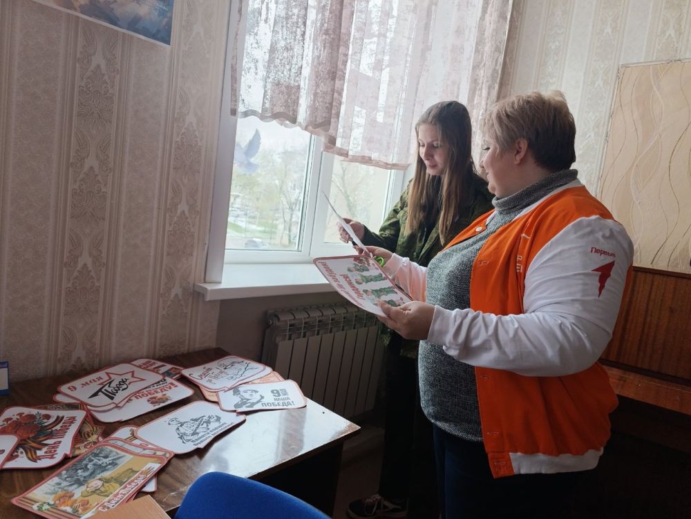 В преддверии празднования 80-летия Великой Победы педагоги и обучающиеся Брянковской гимназии по инициативе советника директора по воспитанию Оксаны Черкашенко приняли активное участие во Всероссийской акции "Окна Победы" В преддверии празднования 80-летия Великой Победы педагоги и обучающиеся Брянковской гимназии по инициативе советника директора по воспитанию Оксаны Черкашенко приняли активное участие во Всероссийской акции "Окна Победы"