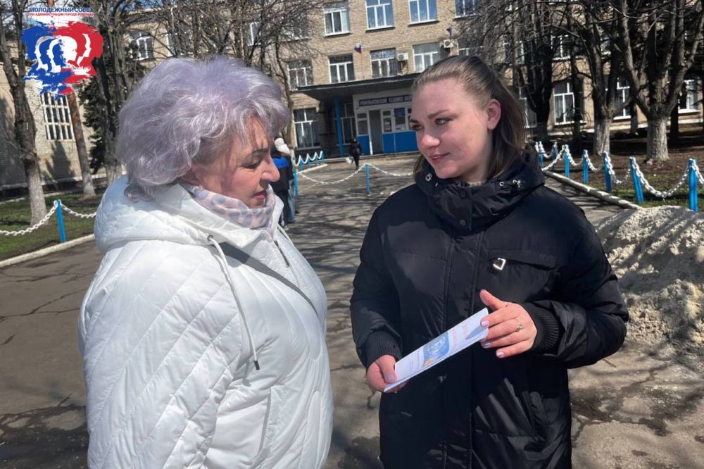 В преддверии Дня Космонавтики члены Молодежного Совета при администрации города Ровеньки провели акцию по раздаче информационных буклетов В преддверии Дня Космонавтики члены Молодежного Совета при администрации города Ровеньки провели акцию по раздаче информационных буклетов