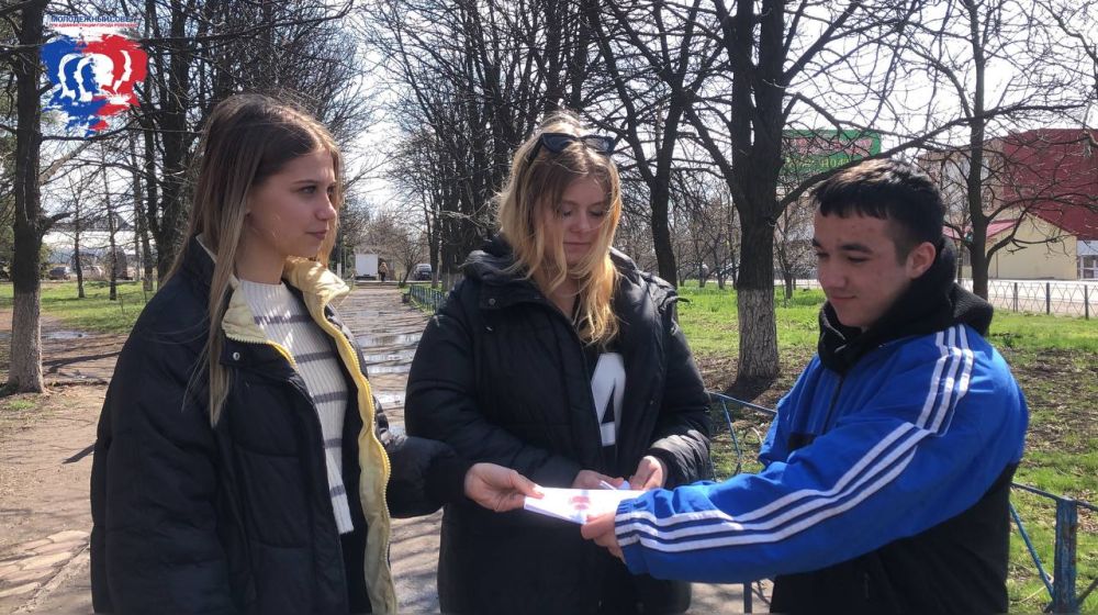 В преддверии Дня Космонавтики члены Молодежного Совета при администрации города Ровеньки провели акцию по раздаче информационных буклетов В преддверии Дня Космонавтики члены Молодежного Совета при администрации города Ровеньки провели акцию по раздаче информационных буклетов