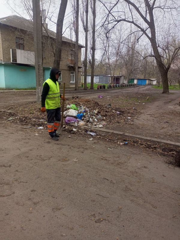 Сергей Козенко: В городе Суходольске по улице Учительской сотрудники МУП «Дорожно-эксплуатационное управление» активно ведут работы по благоустройству Сергей Козенко: В городе Суходольске по улице Учительской сотрудники МУП «Дорожно-эксплуатационное управление» активно ведут работы по благоустройству