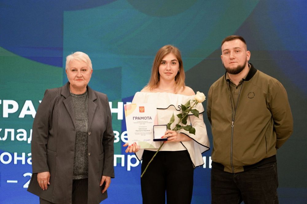 Начнём будущее вместе. В Доме молодёжи состоялось награждение памятными медалями и грамотами от Президента России Владимира Путина тех, кто внёс весомый вклад в подготовку и проведение двух масштабных мероприятий —... Начнём будущее вместе. В Доме молодёжи состоялось награждение памятными медалями и грамотами от Президента России Владимира Путина тех, кто внёс весомый вклад в подготовку и проведение двух масштабных мероприятий —...