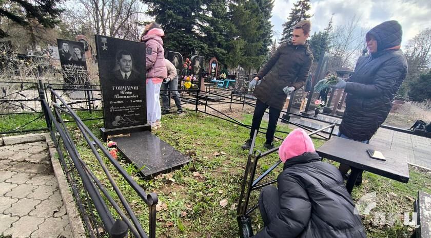 Участники проекта «Хранители наследия» вместе с представителями властей приступили к благоустройству могил Героев Советского Союза, похороненных в Луганске Участники проекта «Хранители наследия» вместе с представителями властей приступили к благоустройству могил Героев Советского Союза, похороненных в Луганске