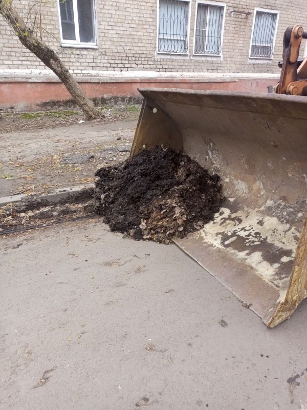 Сергей Козенко: В городе Суходольске по улице Учительской сотрудники МУП «Дорожно-эксплуатационное управление» активно ведут работы по благоустройству Сергей Козенко: В городе Суходольске по улице Учительской сотрудники МУП «Дорожно-эксплуатационное управление» активно ведут работы по благоустройству