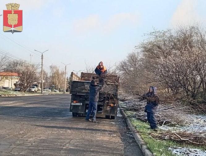 Коммунальные службы проводят работы на территории города Коммунальные службы проводят работы на территории города